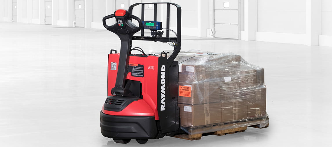 【レナード・リーチマン】 8210 With Factory-Installed Weigh Scales | Raymond Pallet Truck